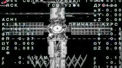 Auf diesem von der Roscosmos State Space Corporation veröffentlichten Foto ist im Vordergrund die Sojus-Kapsel MS-23 zu sehen, während sie an die Internationale Raumstation (ISS) andockt. (Foto: Uncredited/Roscosmos State Space Corporation/AP/dpa)