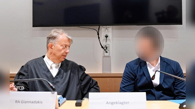 Zum Prozessauftakt hatte Ioanni V. (r), der zuletzt in Luxemburg wohnte, Fragen zur Person auf Griechisch beantwortet. (Archiv) (Foto: Uwe Anspach/dpa POOL/dpa)