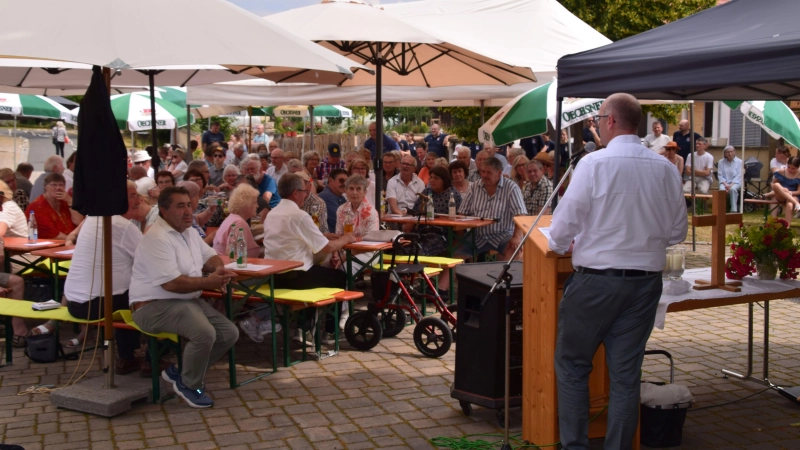 Der Vorsitzende der Verwaltungsgemeinschaft, Uffenheims Bürgermeister Thomas Schmitt, gratulierte zum Jubiläum. (Foto: Gerhard Krämer)