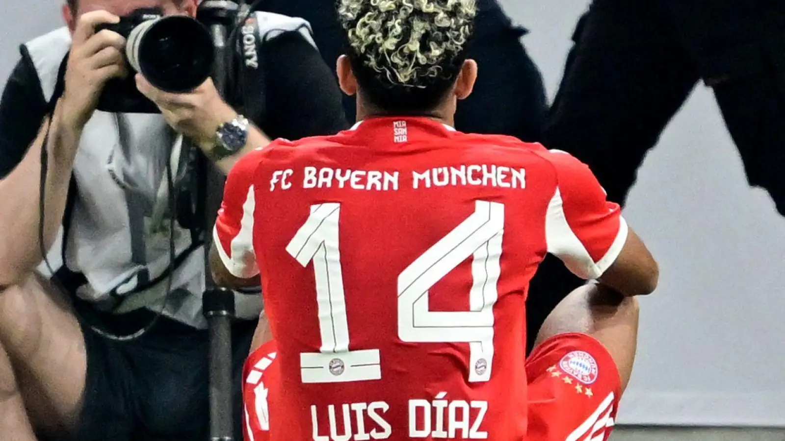 Bayerns Luis Díaz bejubelt sein Tor zum zwischenzeitlichen 2:0 in Stuttgart. (Foto: Bernd Weißbrod/dpa)