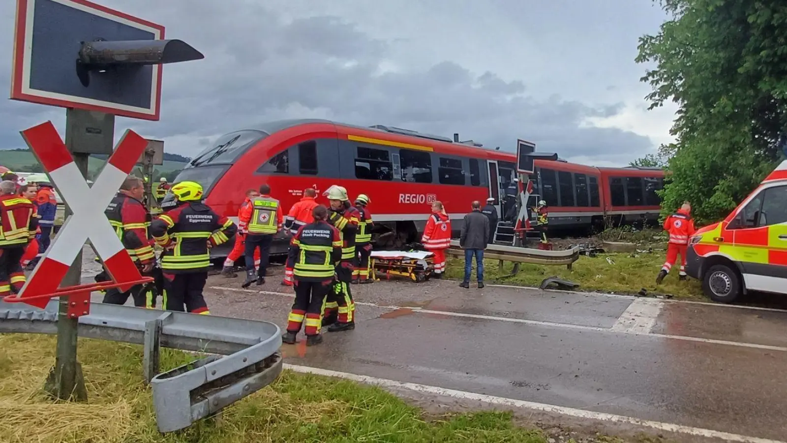 Nach dem Zusammenstoß zwischen einer Regionalbahn und einem Lastwagen hat die Bergung des Zuges begonnen.  (Foto: Helmuth Riedl/Zema Medien/dpa)