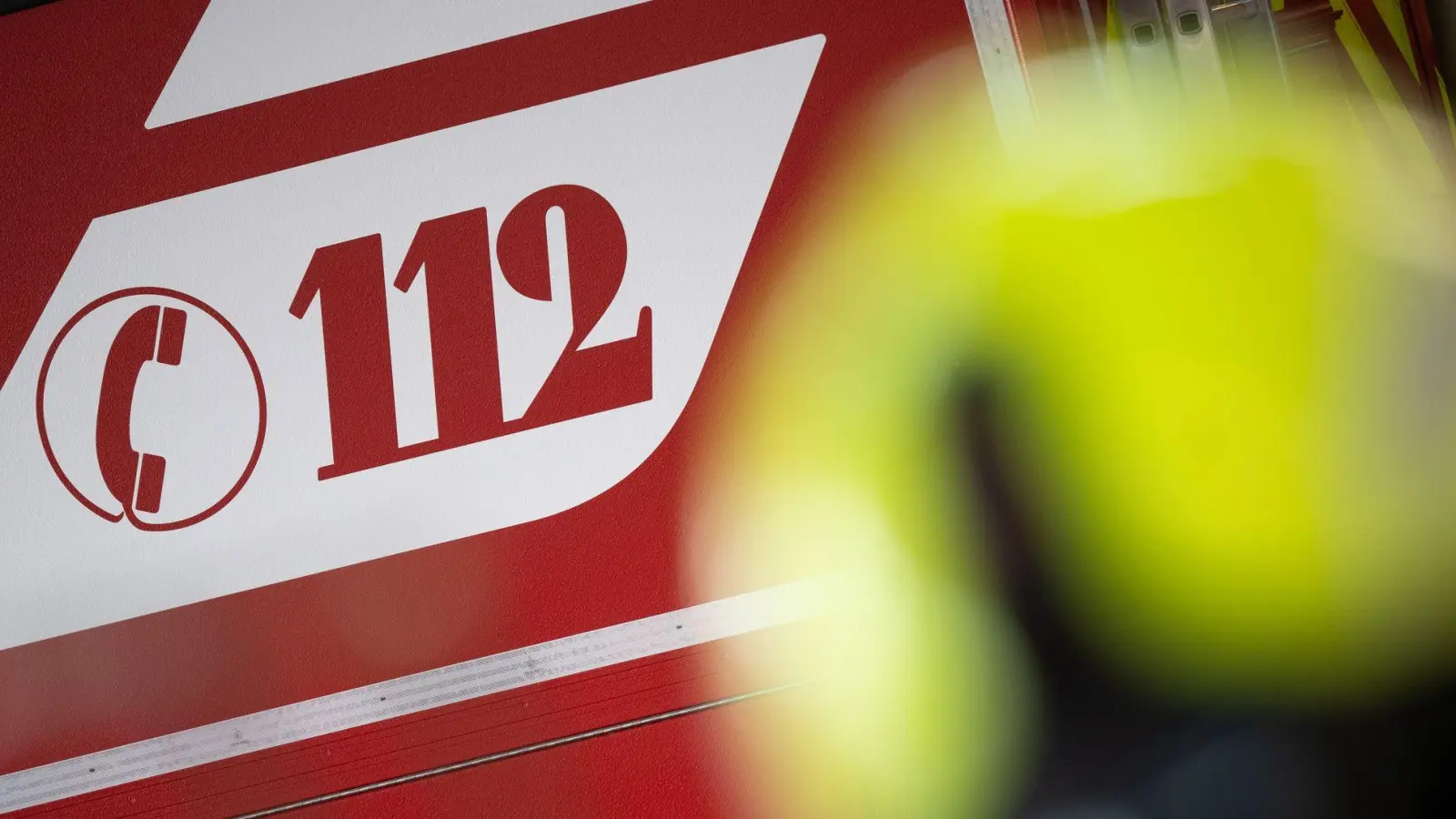 Flammen schlugen aus der Wohnung. (Symbolbild) (Foto: Sebastian Gollnow/dpa)