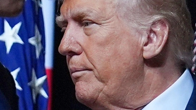 Pentagon-Chef Hegseth (l) ordnete den Berichten zufolge an, „alle zu töten“. (Archivbild) (Foto: Evan Vucci/AP/dpa)