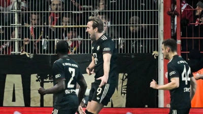 Auch Kane (M.) traf nach einem ruhenden Ball. (Foto: Soeren Stache/dpa)