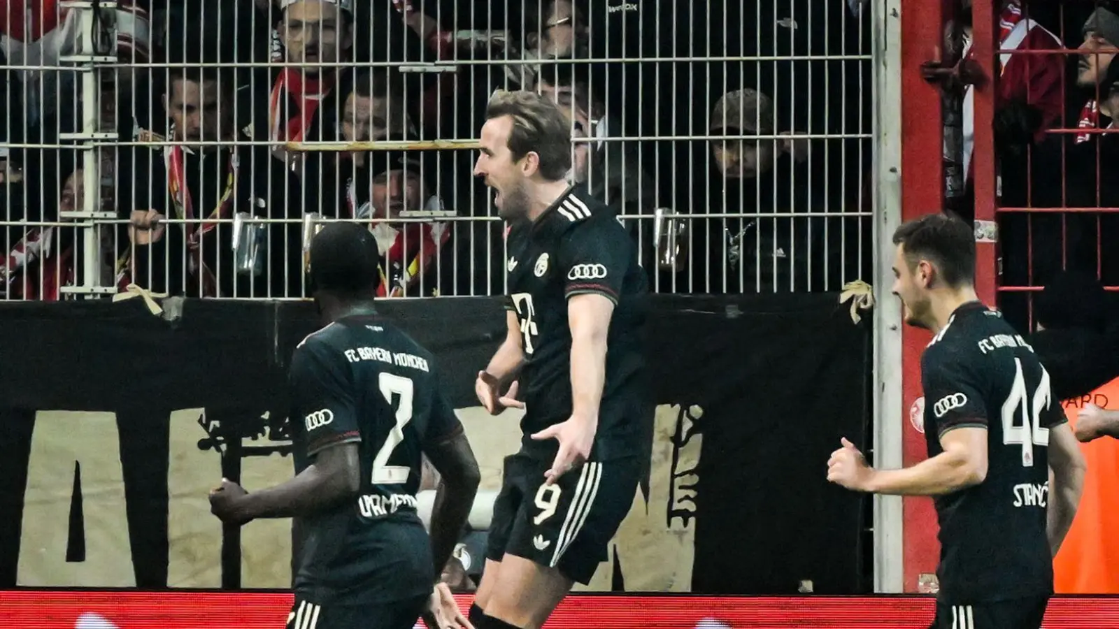 Auch Kane (M.) traf nach einem ruhenden Ball. (Foto: Soeren Stache/dpa)