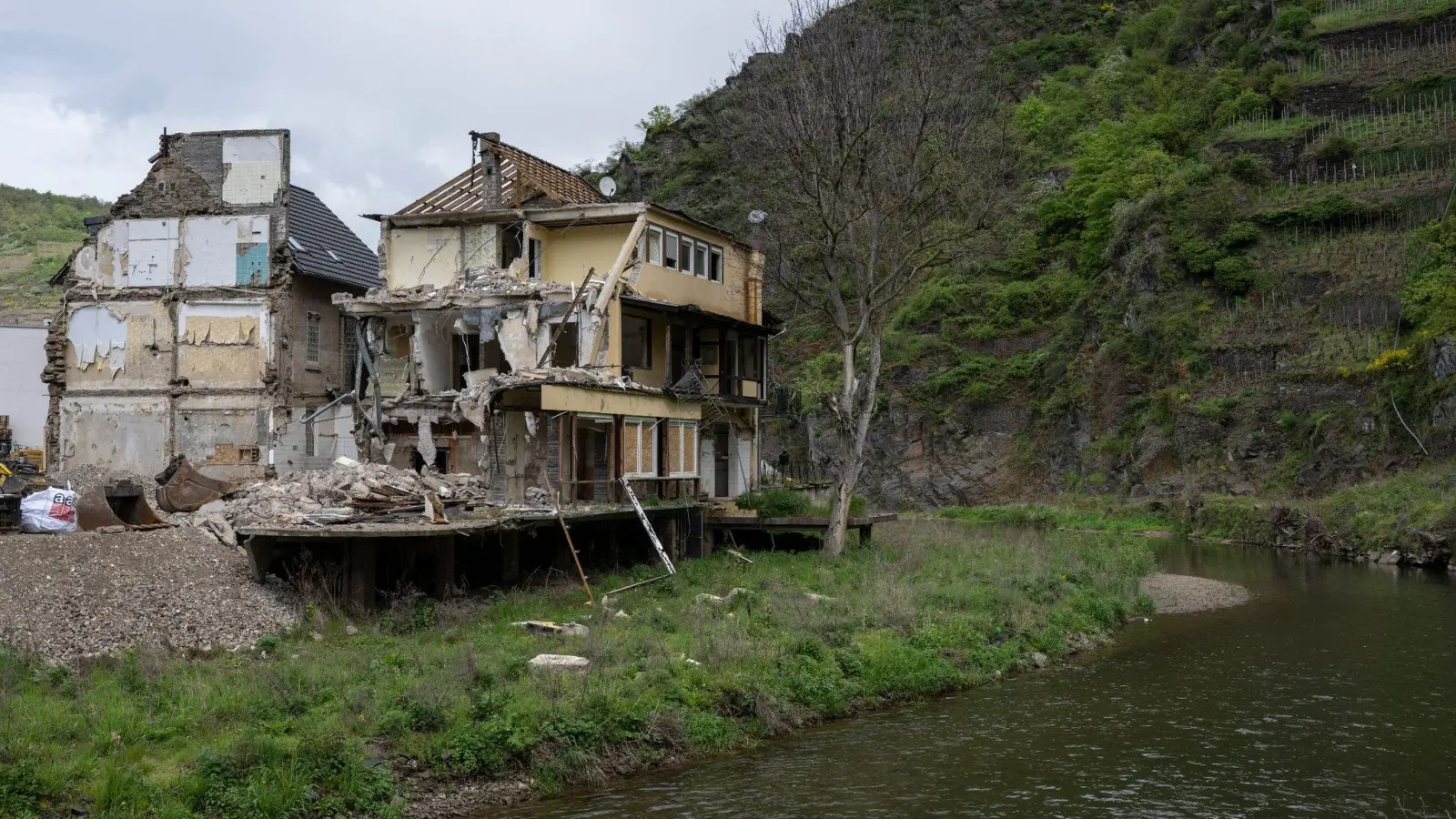 Noch immer zeugt die Ruine eines Hauses in Mayschoß von der Wucht der Wassermassen. (Foto: Boris Roessler/dpa)