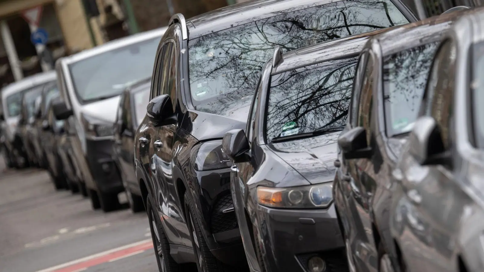 Die durchschnittliche Höhe der Motorhauben von Autos hat sich laut einer Studie seit 2010 jährlich um 0,5 Zentimeter erhöht. (Archivbild) (Foto: Sebastian Gollnow/dpa)