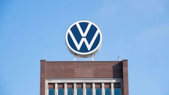 Das Markenhochhaus von Volkswagen auf dem Gelände des Autokonzerns in Wolfsburg. (Foto: Julian Stratenschulte/dpa/Symbolbild)