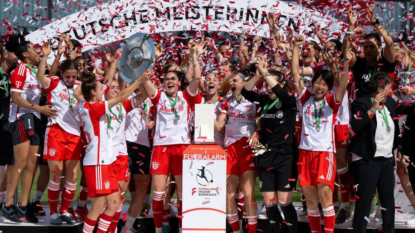 Bejubeln nach ihrem 11:1-Triumph am letzten Spieltag die Meisterschaft: die Frauen des FC Bayern München. (Foto: Sven Hoppe/dpa)