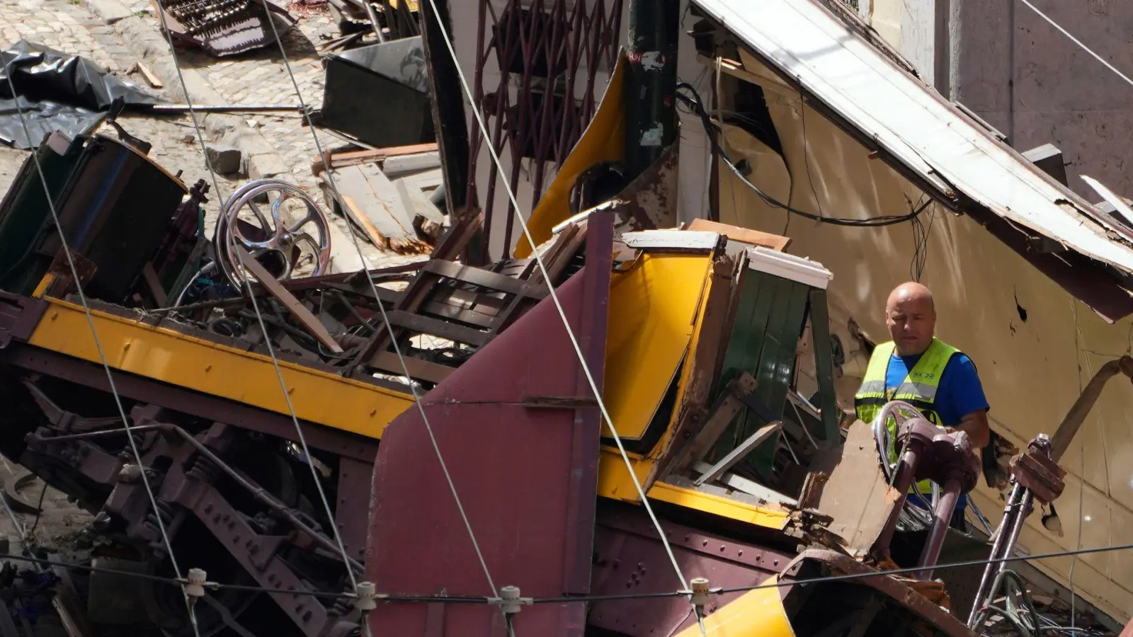 Bei dem schwersten Unglück dieser Art mit Standseilbahnen in Lissabon sind 16 Menschen ums Leben gekommen und 21 zum Teil schwer verletzt worden. (Foto: Armando Franca/AP/dpa)