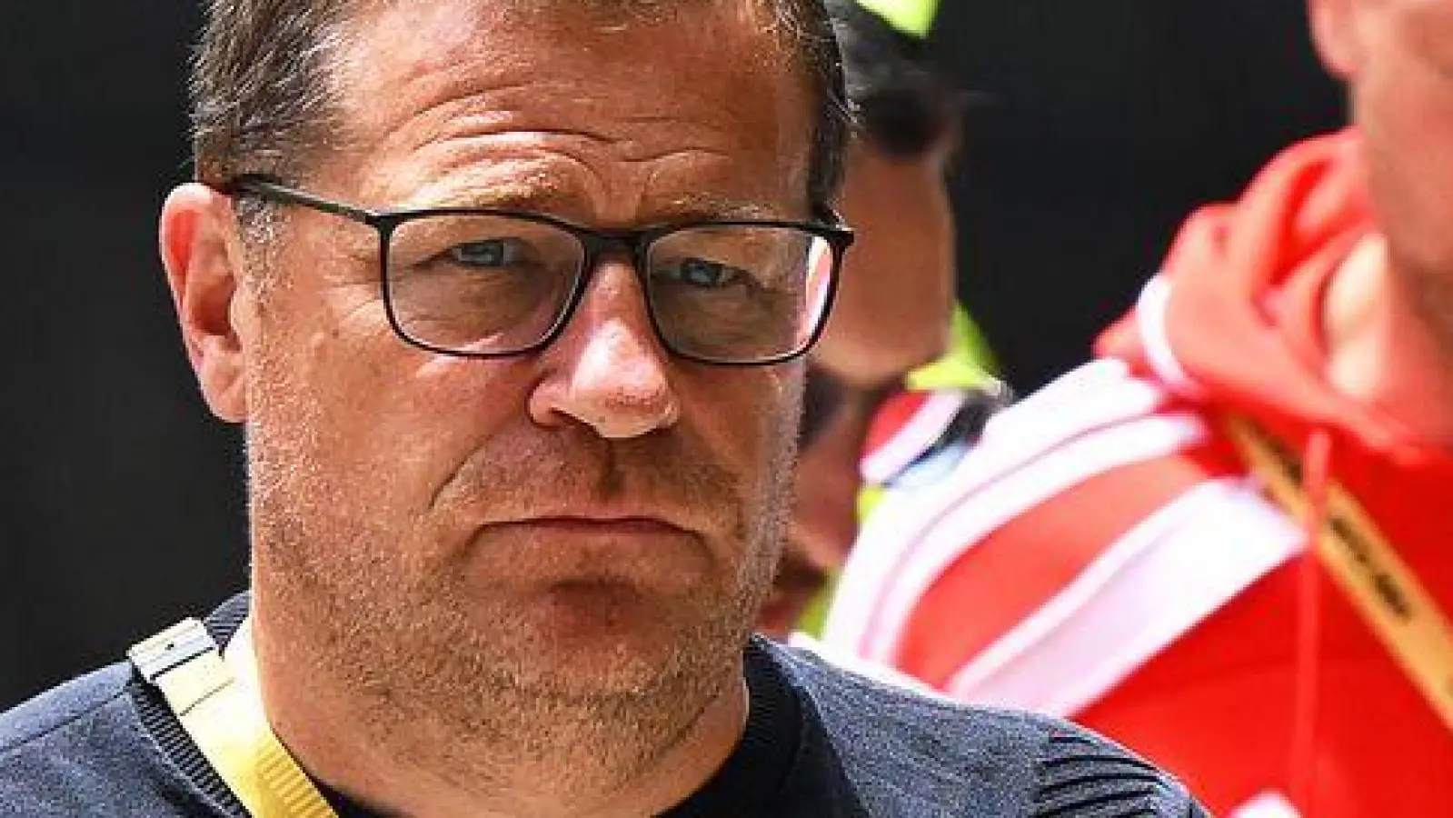 Max Eberl (l) beim Spiel des FC Bayern in Miami gegen Flamengo. (Foto: Sven Hoppe/dpa)