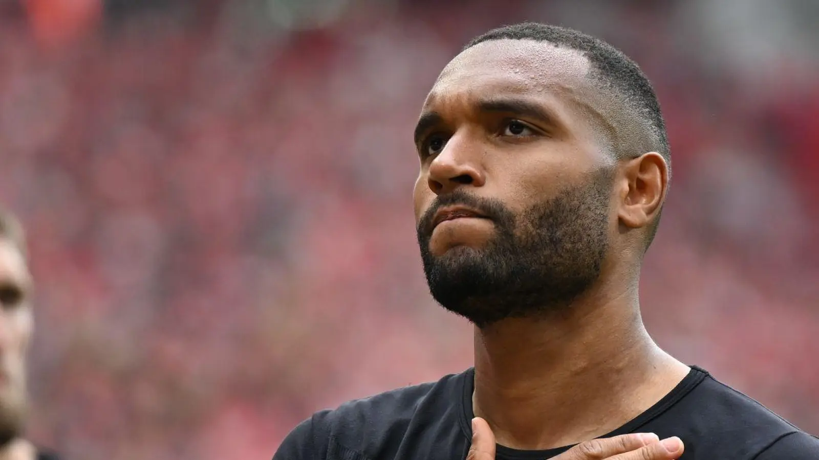 Ob Jonathan Tah (r.) schon bei der Club-WM für den FC Bayern spielen kann, hängt auch von Bayer Leverkusen ab.  (Foto: Arne Dedert/dpa)