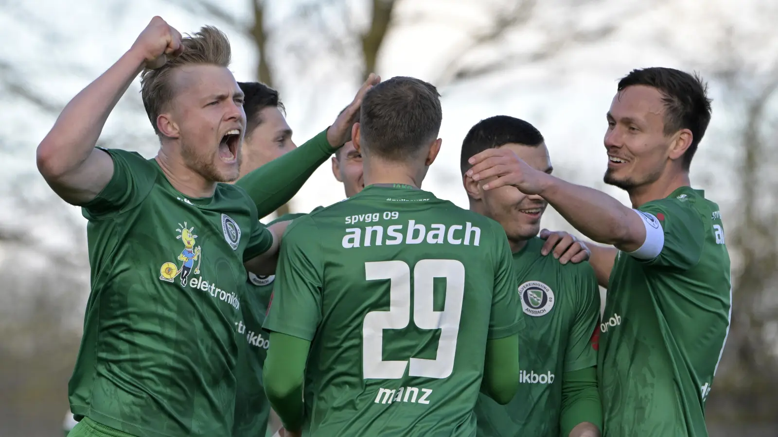 Ansbacher Jubel nach dem 2:0, von links: Niklas Seefried, Torschütze Riko Manz und rechts Tobias Dietrich. (Foto: Martin Rügner)