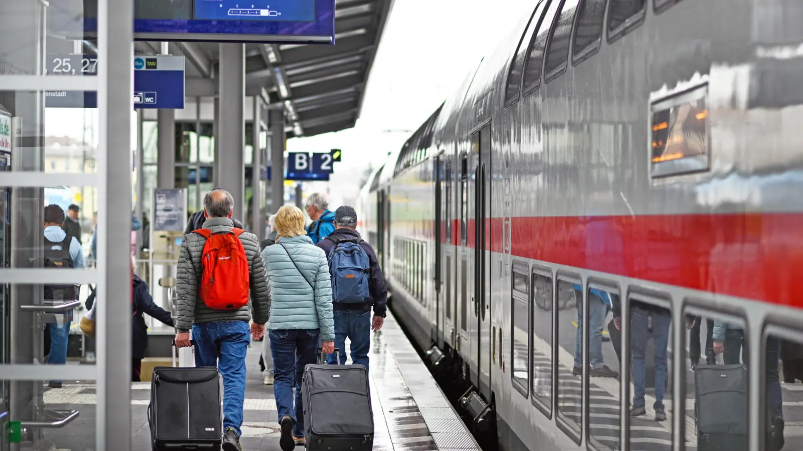 Ein Intercity auf Gleis 2 des Ansbacher Bahnhofs. Ab Donnerstagabend wird der IC-Verkehr auf der Strecke Nürnberg-Ansbach-Stuttgart-Karlsruhe für vier Wochen ausgesetzt. (Foto: Jim Albright)