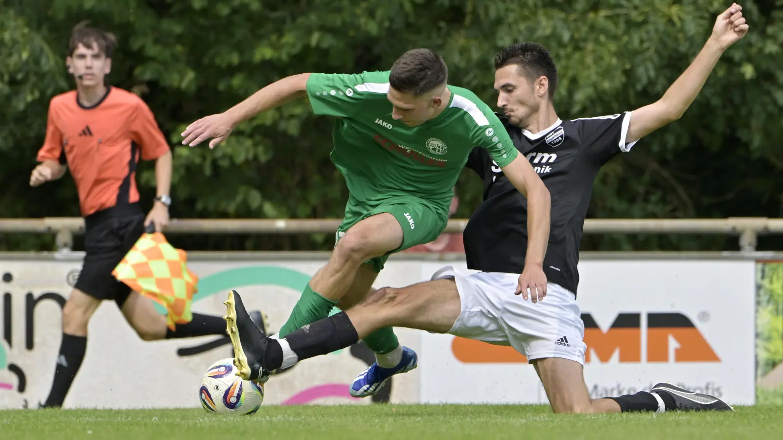 „Erfreut” sich beinharter Bewachung: Der Herrieder Michael Sperr (links, hier gegen Peter Muschaweck von der DJK Göggelsbuch) hat dennoch schon elfmal getroffen. (Foto: Martin Rügner)