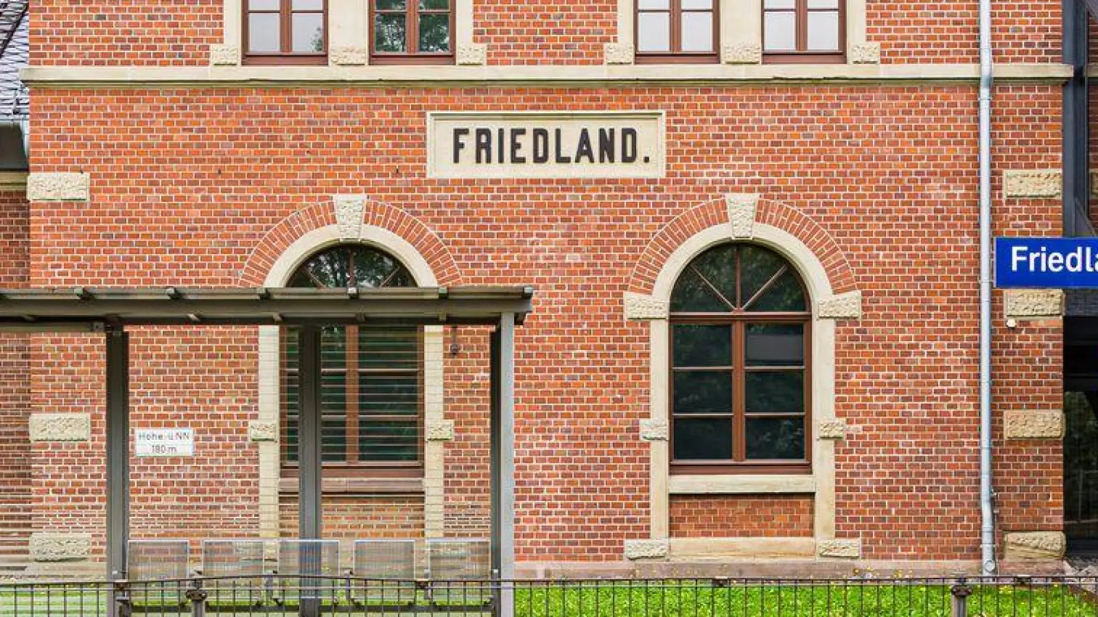 Am Bahnhof Friedland wurde eine 16-Jährige mutmaßlich in den Tod gestoßen. (Archivbild) (Foto: Moritz Frankenberg/dpa)