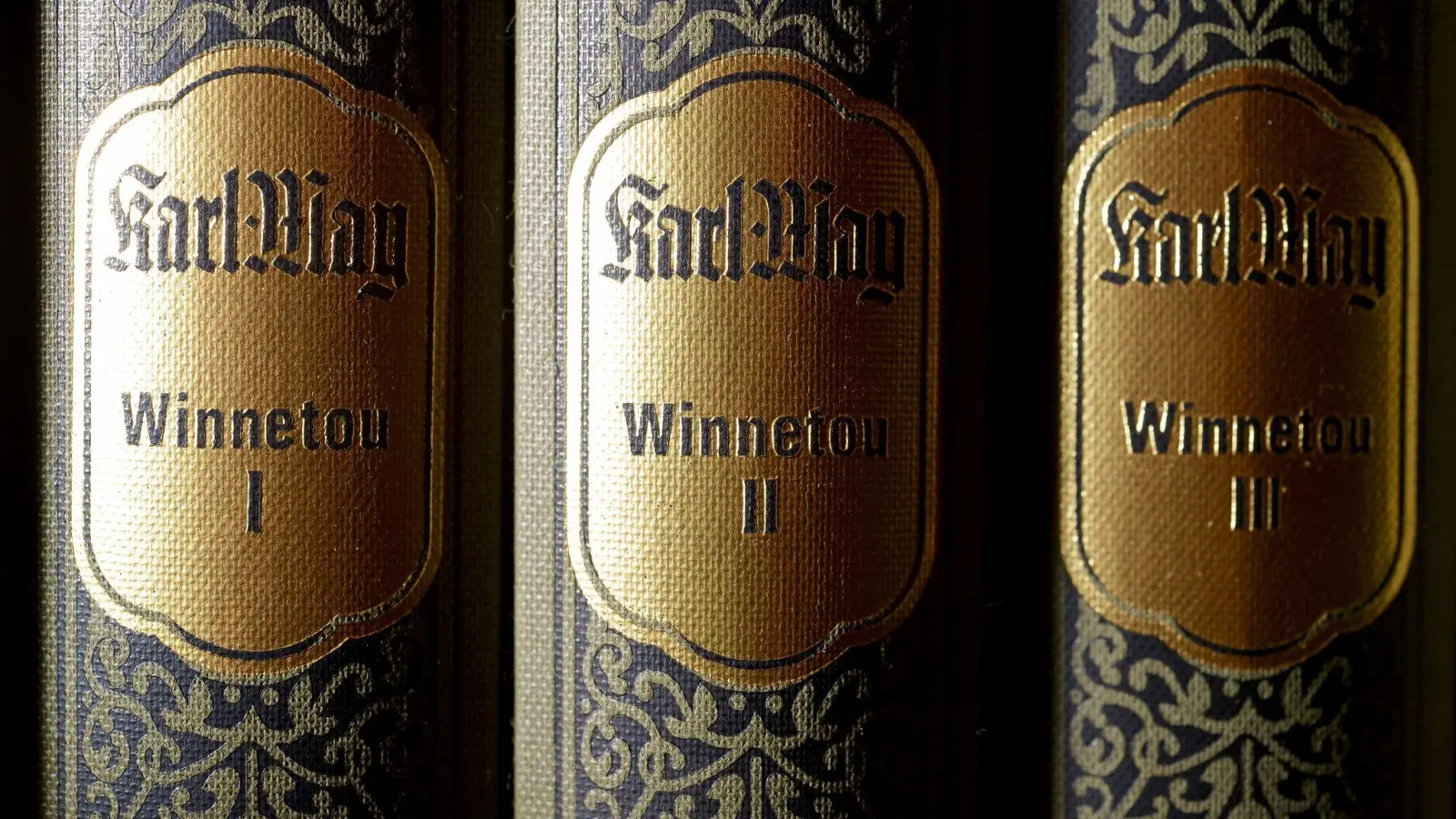 Winnetou-Bücher stehen in einem Regal des Karl-May-Verlags. (Foto: picture alliance/dpa/Archivbild)