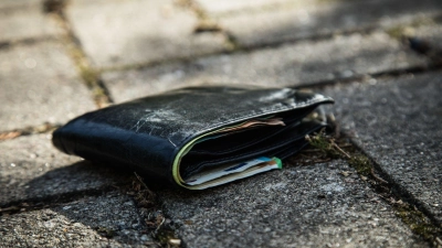 Über 2500 Euro waren in der Geldbörse einer Wirtin. Sie hatte sie auf dem Autodach vergessen.  (Symbolbild: Christin Klose/dpa-tmn)