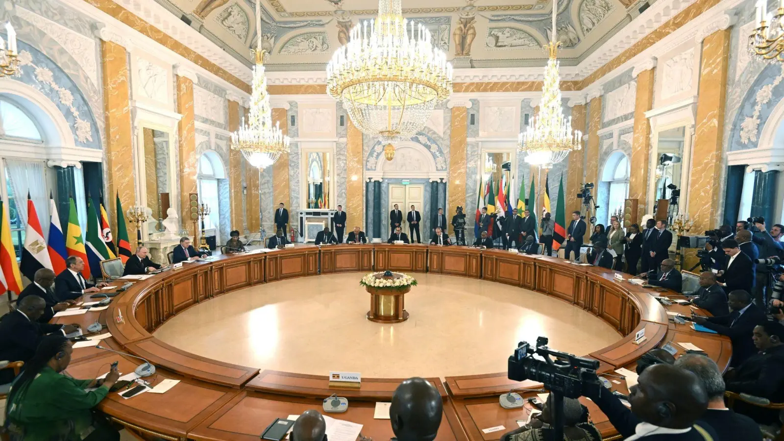 Präsident Putin (l) konferiert mit den Vertretern mehrerer afrikanischer Staaten in St. Petersburg. (Foto: Pavel Bednyakov/RIA Novosti/AP/dpa)