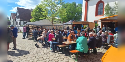 Der Markt ist traditionell eine Mischung aus regionalem Handel, Gastronomie und gesellschaftlichem Beisammensein. (Foto: Hans-Bernd Glanz)