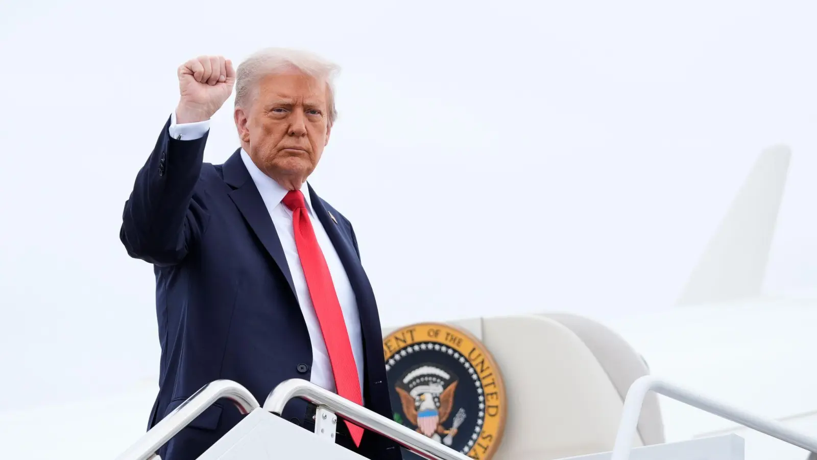 Donald Trump äußert sich zu möglichen weiteren Russland-Sanktionen. (Foto: Manuel Balce Ceneta/AP/dpa)