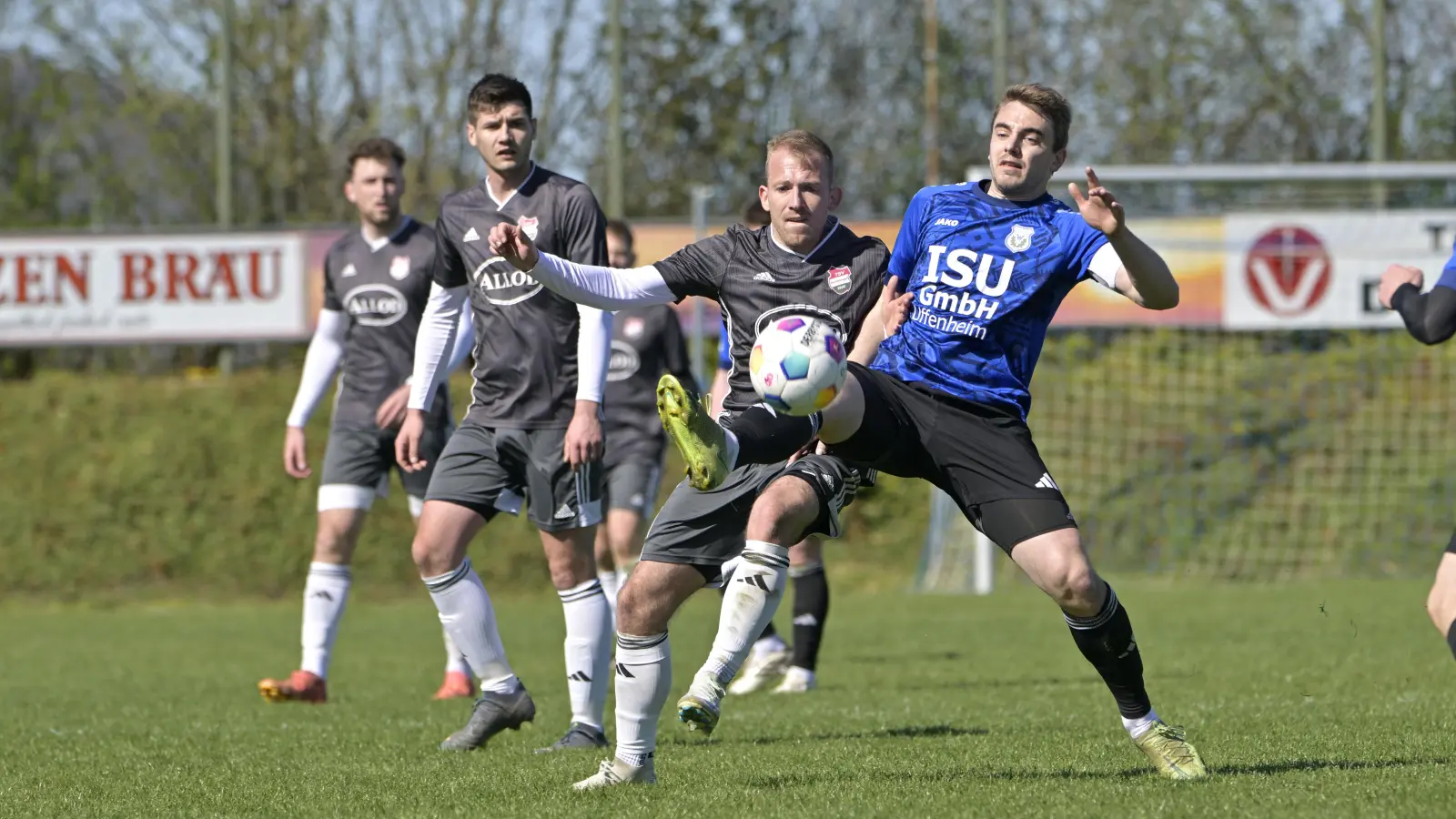 Der SVV Weigenheim (rechts: Andre Hümmer) muss nach dem 4:2-Sieg gegen den TSV Marktbergel (in grau daneben Julian Kühlwein) am Sonntag zur U23 des SVG Steinachgrund. Der TSV empfängt zuhause die SG Mosbach-Breitenau. (Foto: Martin Rügner)