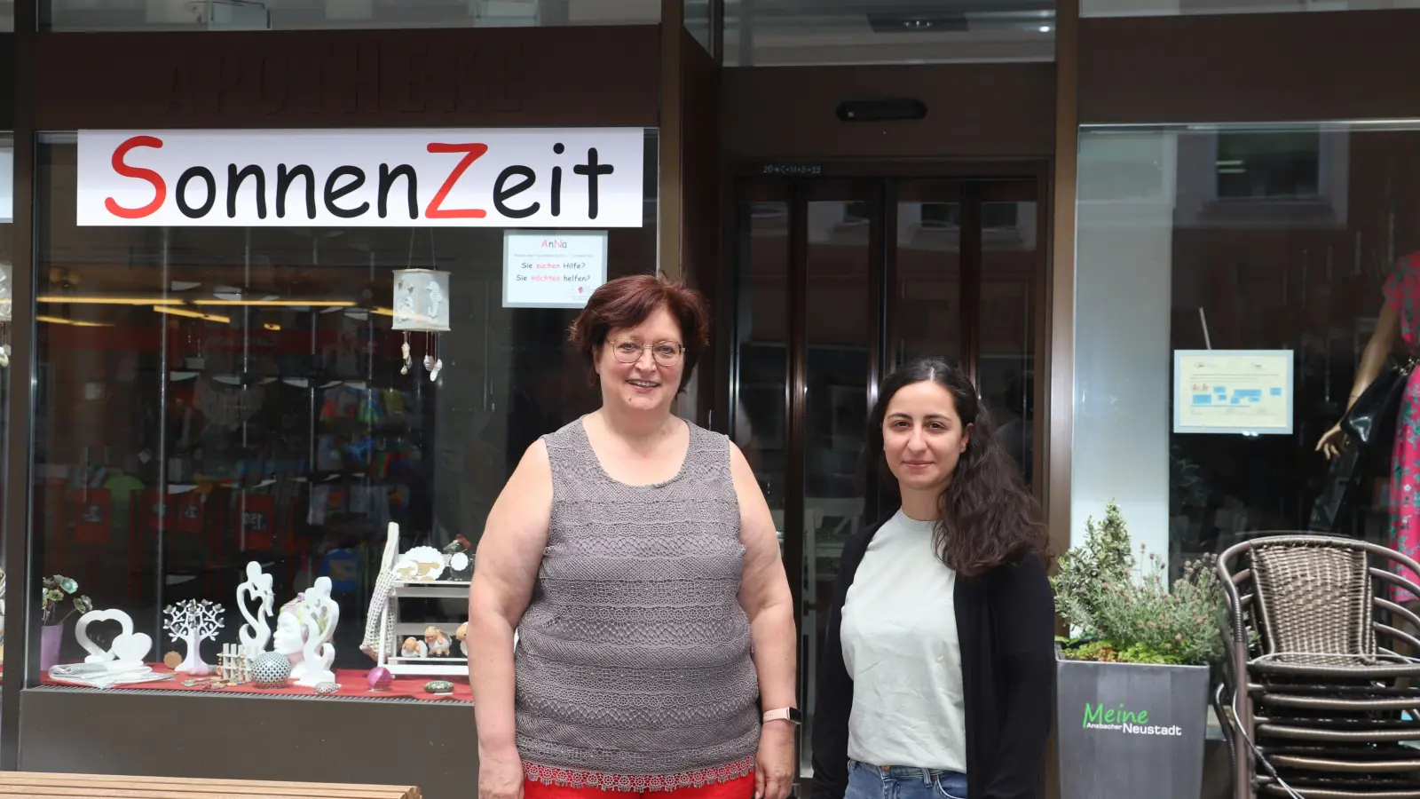 Die Sonnenzeit mit Freiwilligenagentur und Mehrgenerationenhaus hat ihre Zentrale in der Neustadt. Geschäftsführende Vorständin ist Sylvia Bogenreuther (links), und Cagla Saklavci wirkt als Vorsitzende. (Foto: Oliver Herbst)