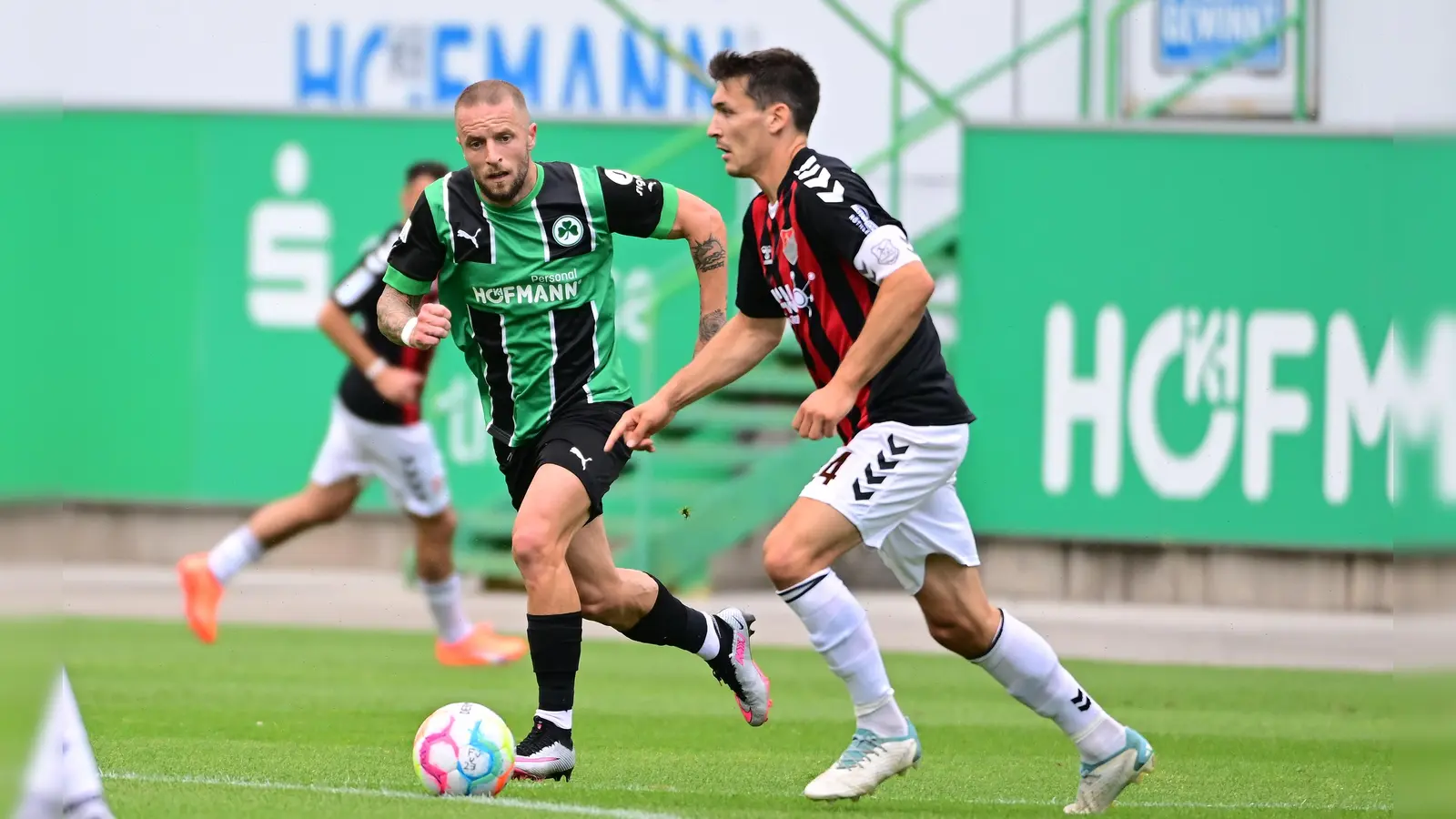 Abwehrstratege in Aktion: Ben Müller (rechts) im Trikot des TSV Aubstadt (links Daniel Adlung von der SpVgg Greuther Fürth II ). (Foto: Sportfoto Zink / Alexander Schlirf)