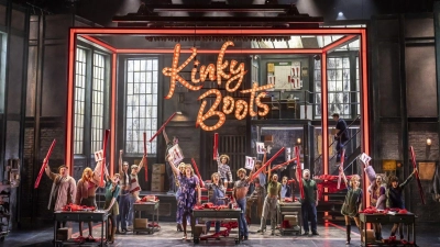 „Kinky Boots“ erzählt die Geschichte von Charlie Price, der die angeschlagene Schuhfabrik seines toten Vaters erbt. (Foto: Johan Persson/ATG Entertainment/dpa)