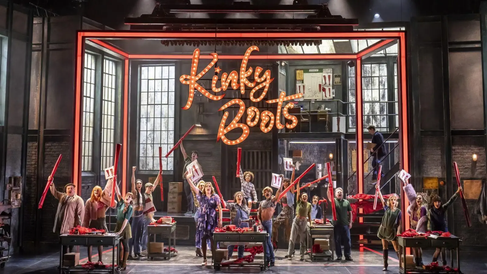 „Kinky Boots“ erzählt die Geschichte von Charlie Price, der die angeschlagene Schuhfabrik seines toten Vaters erbt. (Foto: Johan Persson/ATG Entertainment/dpa)