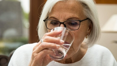 Mundtrockenheit? Ausreichendes Trinken und kauintensive Lebensmittel fördern die Speichelbildung. (Foto: Christin Klose/dpa-tmn)