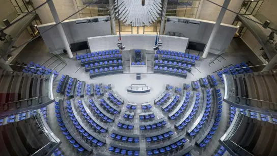 Blick in den Plenarsaal des Bundestags im Reichstagsgebäude. (Foto: Michael Kappeler/dpa)