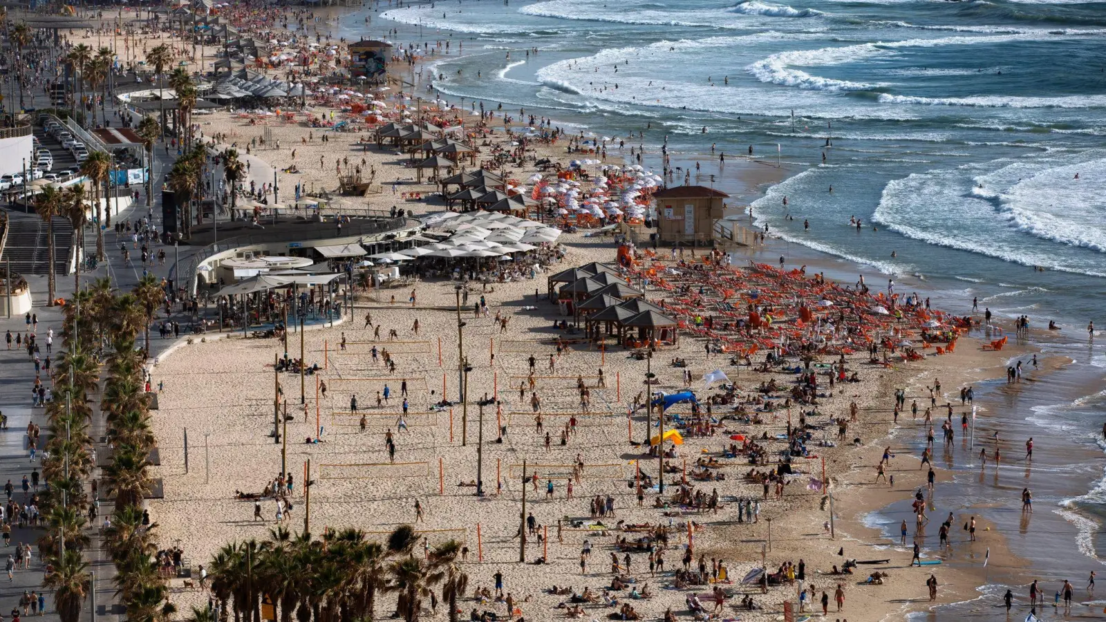 Die israelische Küste ist laut einer Studie mit mehr als zwei Tonnen Mikroplastik verschmutzt. (Foto: Oded Balilty/AP/dpa)