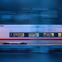 Eine Zugreparatur bei Iphofen legte kurzzeitig den Bahnverkehr auf der Strecke Nürnberg–Würzburg lahm. (Symbolbild: Marijan Murat/dpa)