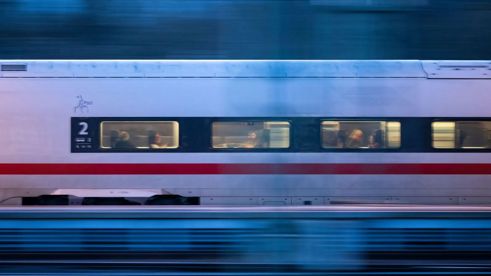 Eine Zugreparatur bei Iphofen legte kurzzeitig den Bahnverkehr auf der Strecke Nürnberg–Würzburg lahm. (Symbolbild: Marijan Murat/dpa)