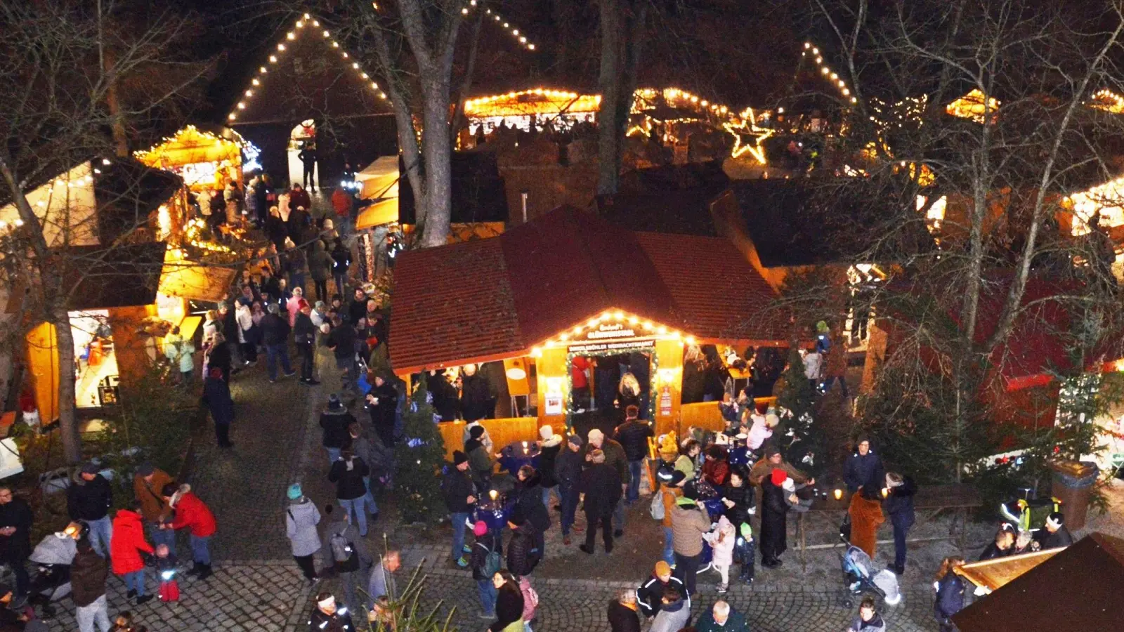 Der Spitalhof lädt mit vielen Lichtern zum Weihnachtsmarkt und geselligem Miteinander ein. (Foto: Peter Tippl)