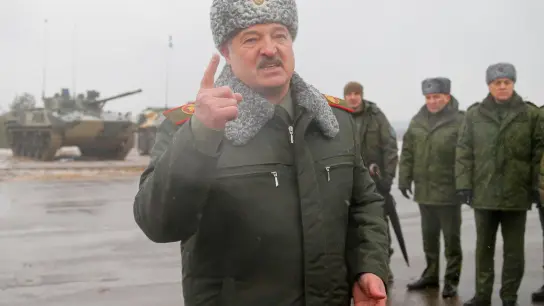 Alexander Lukaschenko auf dem Truppenübungsplatz Osipovichi. (Foto: Uncredited/AP/dpa)