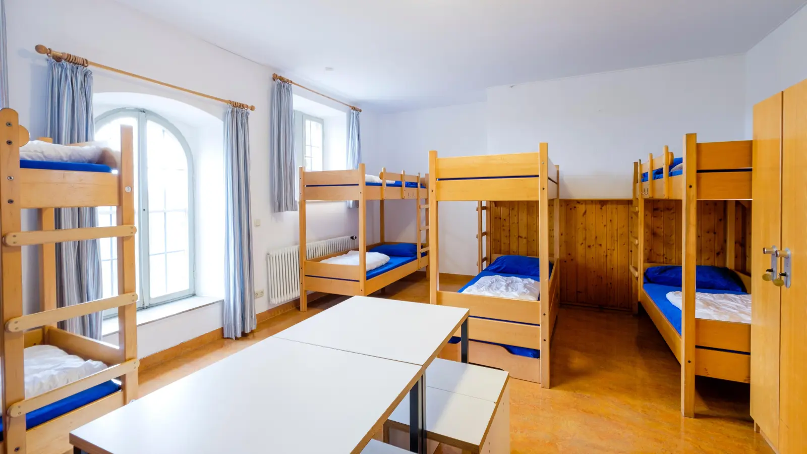Blick in die Jugendherberge: So sieht es einem Achtbett-Zimmer aus. (Foto: Jugendherberge/Hagen Ristow)