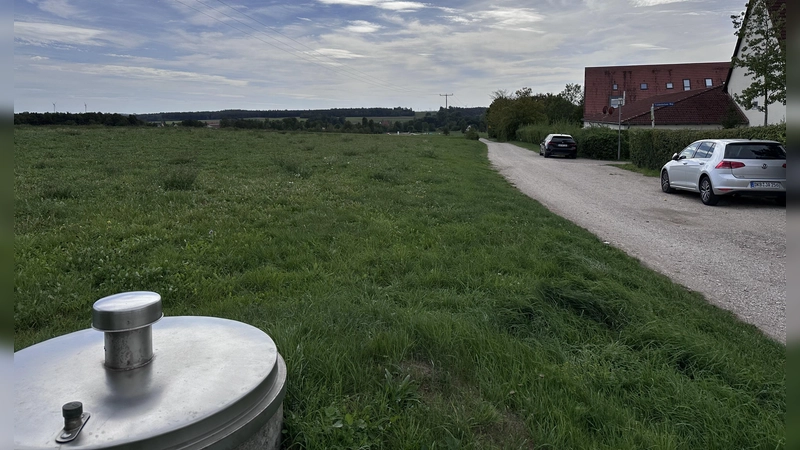 Auf der Grünfläche, die an das Baugebiet Grillenbuck angrenzt, soll der neue THW-Bundesstandort in Dinkelsbühl entstehen. (Foto: Martina Haas)