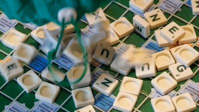 Beim Scrabble gibt es etwa 670.000 Möglichkeiten, Wörter zwischen 2 und 15 Buchstaben Länge zu bilden. (Foto: Friso Gentsch/dpa)