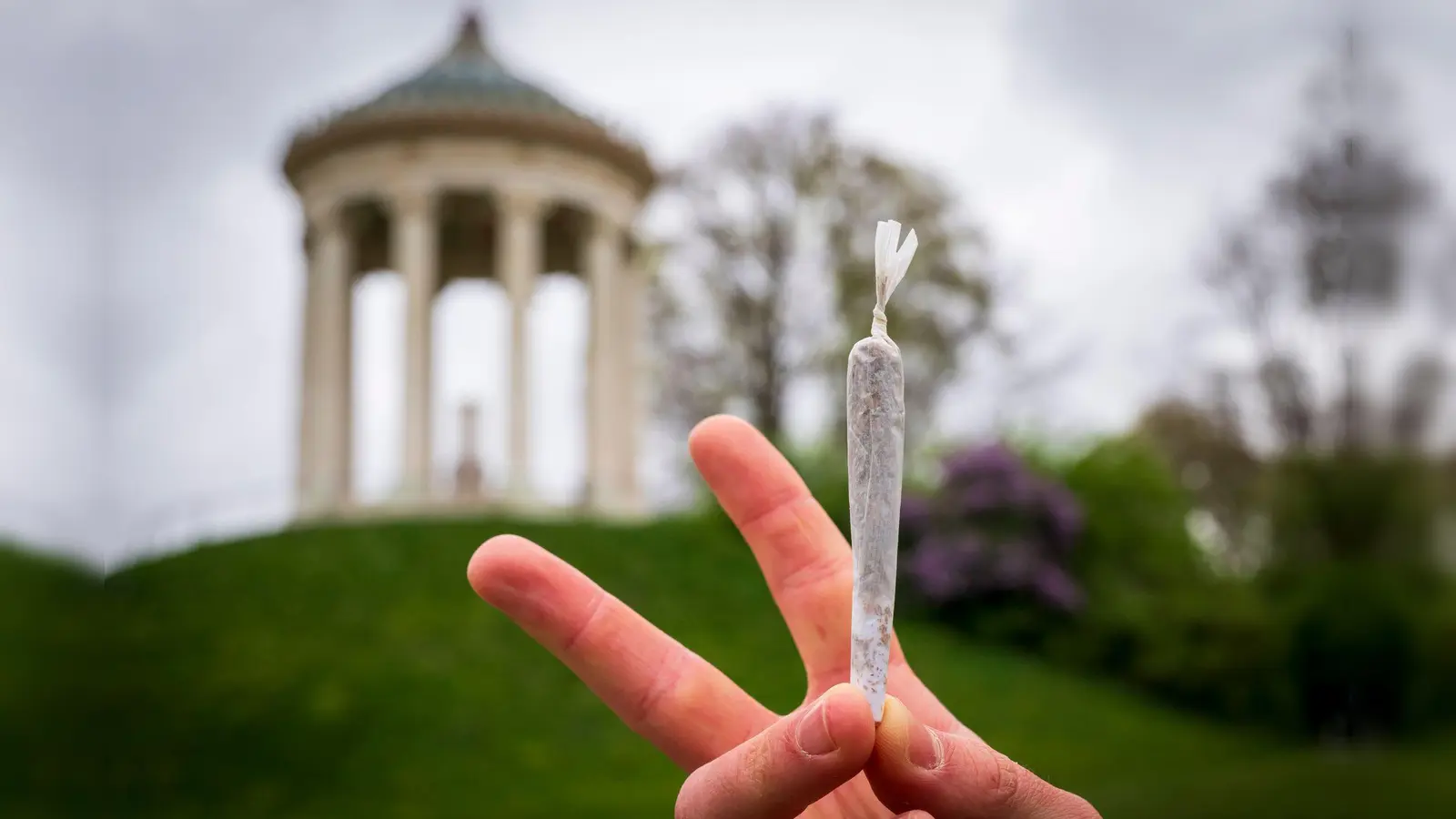 Kiffen verboten? Darüber muss der Verwaltungsgerichtshof entscheiden. (Symbolfoto) (Foto: Peter Kneffel/dpa)