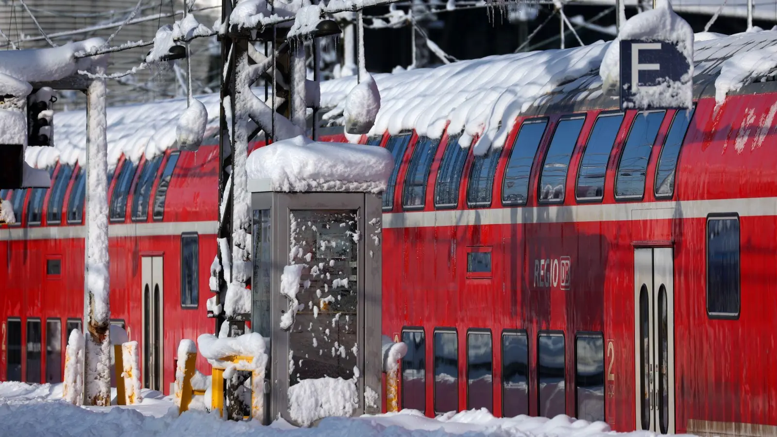 Ein mit Schnee bedeckter Regionalzug steht im Hauptbahnhof. (Foto: Karl-Josef Hildenbrand/dpa)