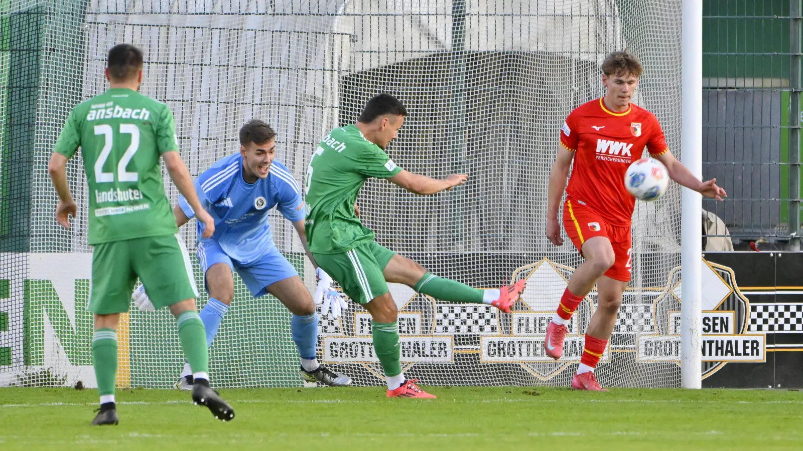Der FC Augsburg II (in Rot Florian Hangl) kam selten vor das gegnerische Tor. Wenn doch, wurde es für Ansbach (von links Sven Landshuter, Torhüter Heiko Schiefer und Tobias Dietrich) gefährlich.  (Foto: Martin Rügner)