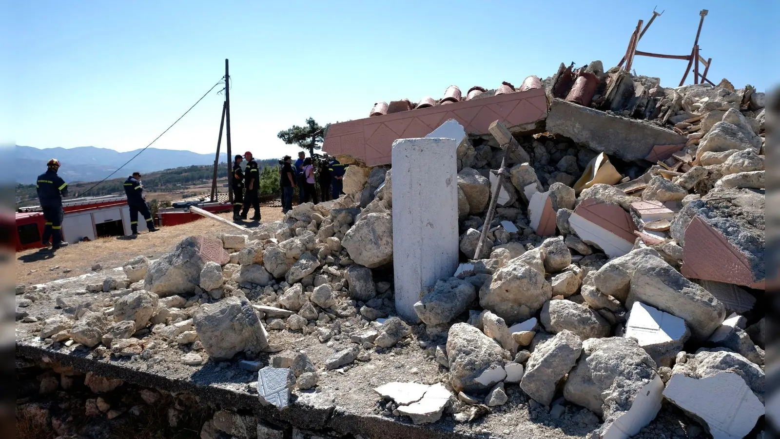 Eine zerstörte griechisch-orthodoxe Kirche nach dem Erdbeben im September 2021 im Süden der Insel Kreta. (Foto: Harry Nakos/AP/dpa)