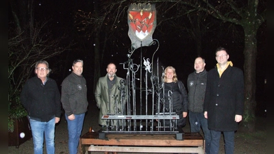 Dieses Werkstück soll an das Jungschmiedetreffen erinnern. Der offiziellen Übergabe wohnten (von links) Sponsor Peter Lang, IFGS-Präsident Thomas-Maria Schmidt, Oberbürgermeister Dr. Christoph Hammer, Citymanagerin Antje Krumbholz, Bernd Kluth vom IFGS und Sparkassen-Vertreter Stefan Lebküchner bei. (Foto: Jasmin Kiendl)