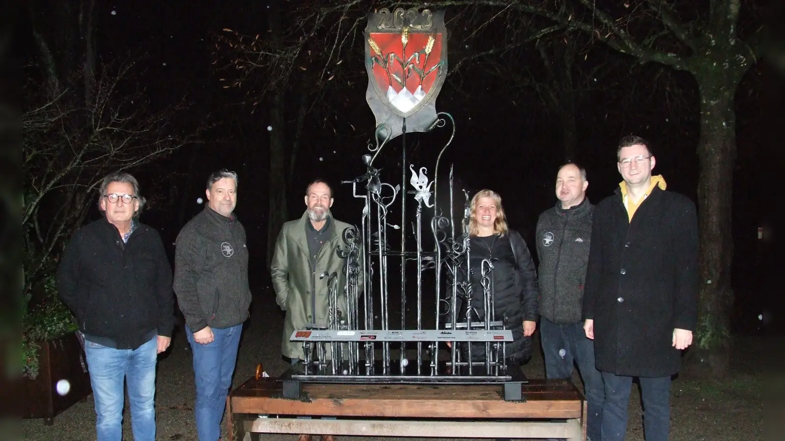 Dieses Werkstück soll an das Jungschmiedetreffen erinnern. Der offiziellen Übergabe wohnten (von links) Sponsor Peter Lang, IFGS-Präsident Thomas-Maria Schmidt, Oberbürgermeister Dr. Christoph Hammer, Citymanagerin Antje Krumbholz, Bernd Kluth vom IFGS und Sparkassen-Vertreter Stefan Lebküchner bei. (Foto: Jasmin Kiendl)