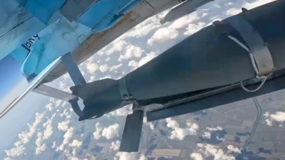 Das russische Militär wirft die Gleitbomben vom Flugzeug aus ab. (Archivbild) (Foto: Uncredited/Rusian Defense Ministry Press Service/AP/dpa)