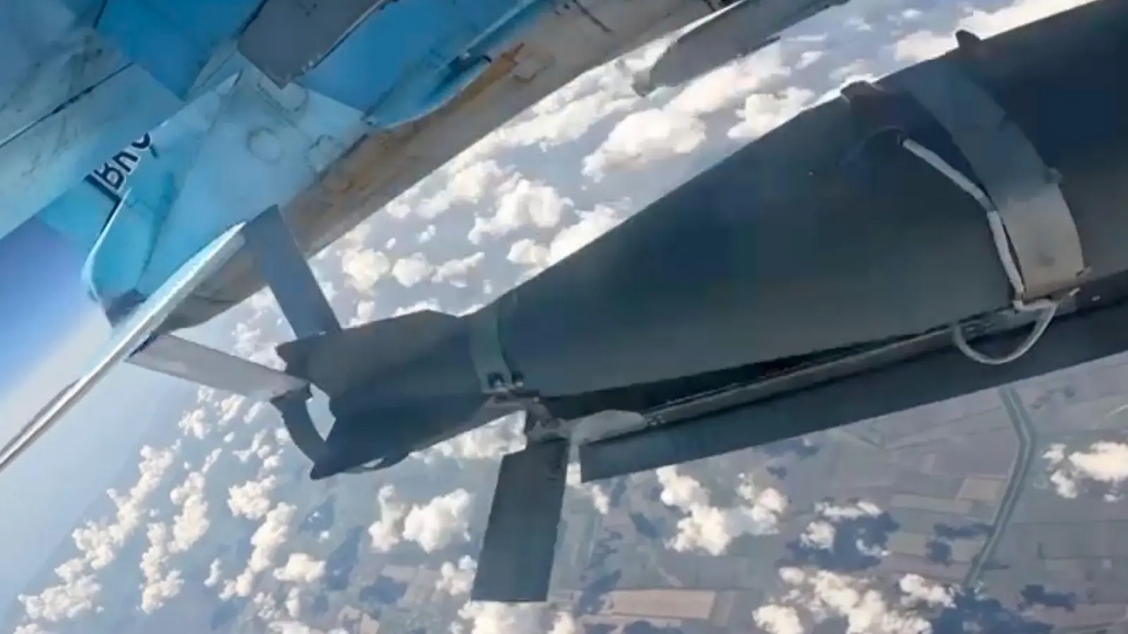 Das russische Militär wirft die Gleitbomben vom Flugzeug aus ab. (Archivbild) (Foto: Uncredited/Rusian Defense Ministry Press Service/AP/dpa)