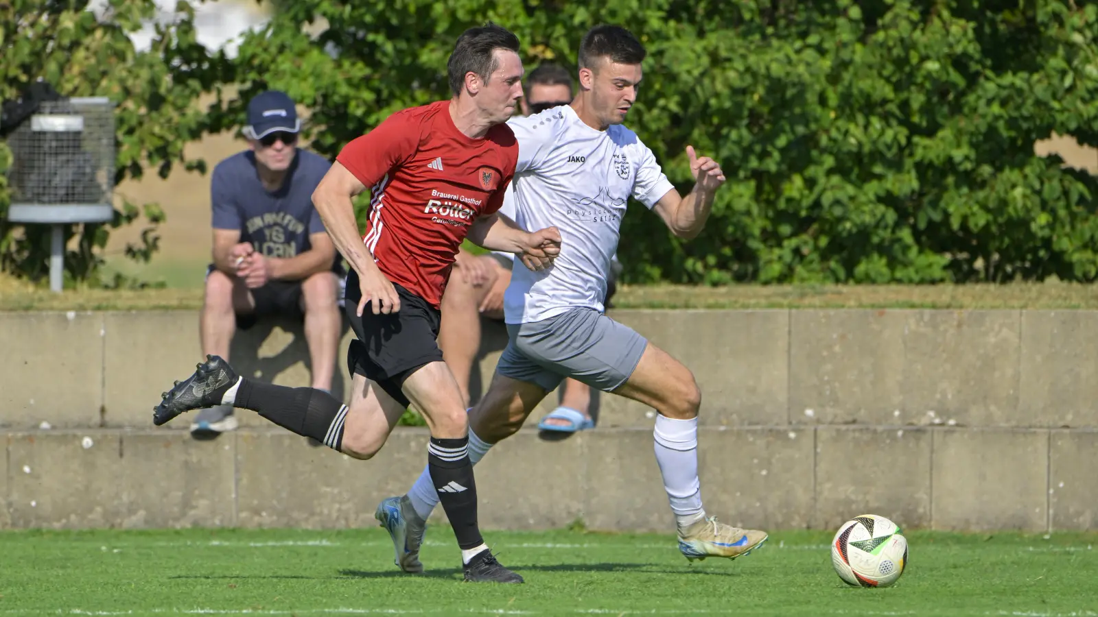 Der Treffer zum 1:0 von Spielertrainer Stefan Herzog (im roten Trikot) genügte nicht, sein SC Aufkirchen verlor in Heideck mit 1:3. Fortuna Neuses (Andre Seitz) spielte beim FC Ezelsdorf 1:1 unentschieden. (Foto: Martin Rügner)