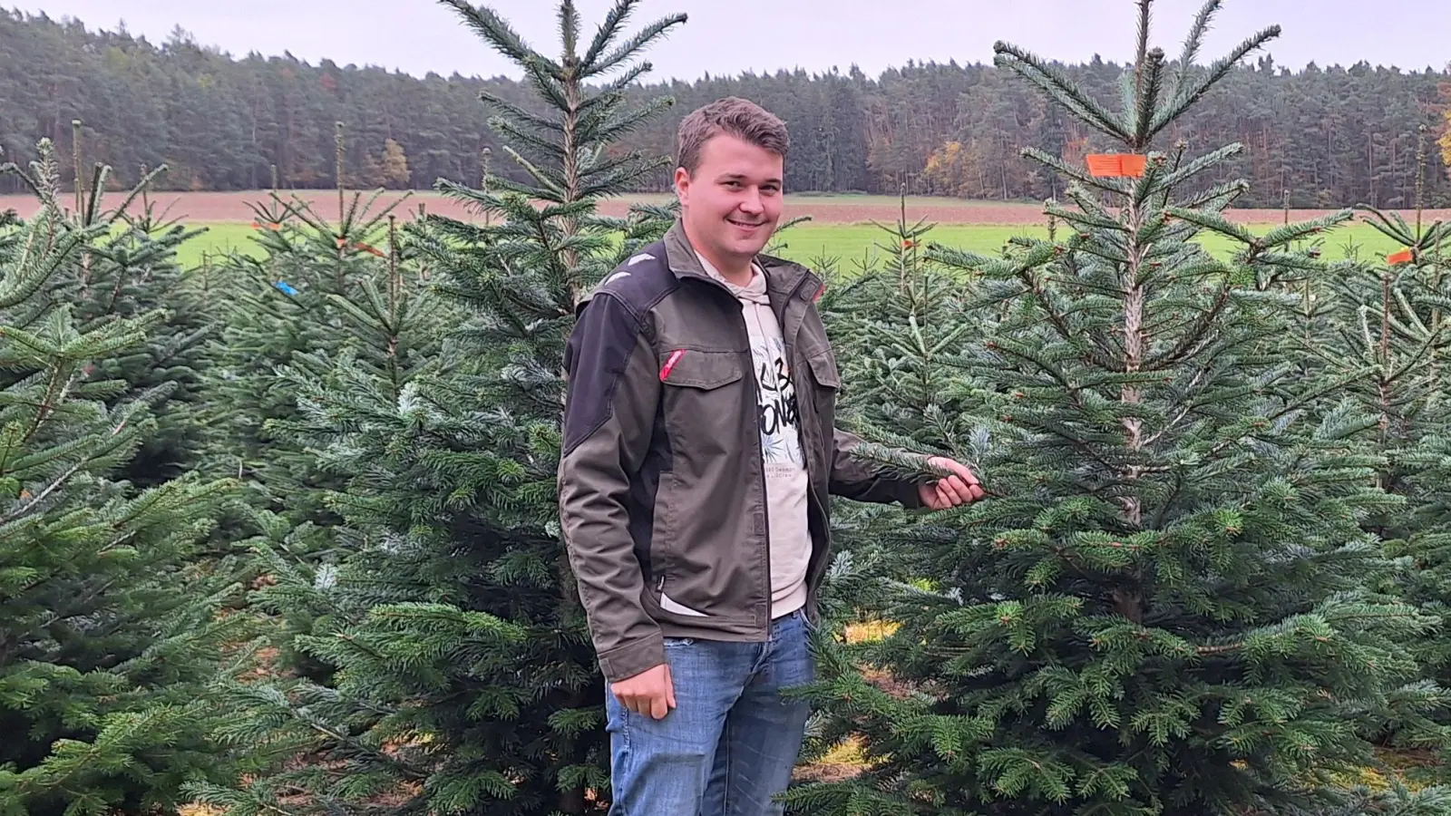 Christopher Sturm baut bei Heilsbronn Christbäume an. Seit September ist er außerdem Vorsitzender der Bayerischen Christbaumanbauer. (Foto: Daniela Ramsauer)